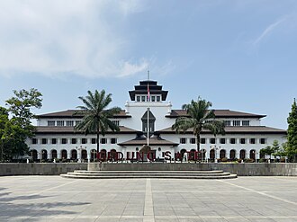 Rute jalan kaki keluarga di kawasan Braga Bandung, Kenapa aktivitas keluarga di Braga Bandung cocok untuk akhir pekan?, Estimasi budget realistis untuk satu keluarga kecil, Tips praktis agar anak tidak rewel di tengah rute, Alternatif jika hujan turun mendadak, Referensi rute dan update kondisi lapangan, FAQ aktivitas keluarga di Braga Bandung