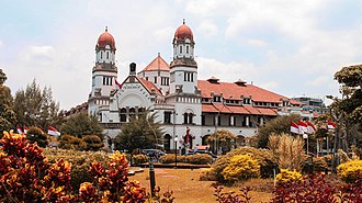 Suasana kawasan Kota Lama Semarang untuk wisata keluarga, Kenapa pilih hotel dekat Kota Lama untuk liburan keluarga, 7 rekomendasi hotel keluarga dekat Kota Lama, Checklist cepat sebelum booking hotel keluarga, Rute singkat liburan 2 hari 1 malam di sekitar Semarang, FAQ hotel keluarga dekat Kota Lama