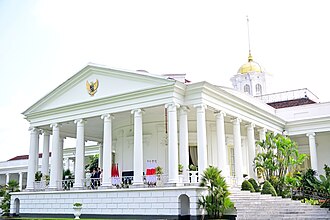 Area sekitar Istana Bogor sebagai patokan rute keluarga dari Kebun Raya, Rute ringkas aktivitas keluarga di sekitar Kebun Raya Bogor saat hujan, 1) Jalan santai di koridor teduh dekat gerbang Kebun Raya, 2) Istirahat dan minum hangat di kafe keluarga area Taman Kencana, 3) Sesi baca atau mewarnai 45 menit di tempat indoor, 4) Makan siang lebih awal untuk hindari antre panjang, 5) Lanjut ke spot foto keluarga yang tidak licin, 6) Belanja camilan lokal untuk bekal perjalanan pulang, 7) Tutup hari dengan itinerary pendek, jangan memaksakan banyak titik, Perkiraan budget keluarga untuk setengah hari