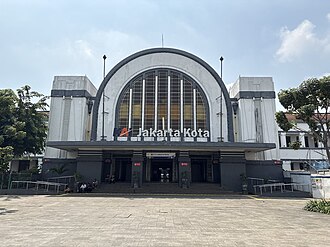 Parkir Kota Tua Jakarta untuk Wisata Keluarga: Titik Resmi, Jam Ramai, dan Strategi Anti-Penuh 1 akses Stasiun Jakarta Kota menuju area Kota Tua, Titik parkir Kota Tua Jakarta yang paling sering dipakai keluarga, Jam ramai dan jam aman: pola kunjungan yang realistis, Rute masuk yang lebih tenang untuk kendaraan keluarga, Checklist cepat sebelum mesin dimatikan, Estimasi biaya dan skenario praktis, FAQ parkir Kota Tua Jakarta