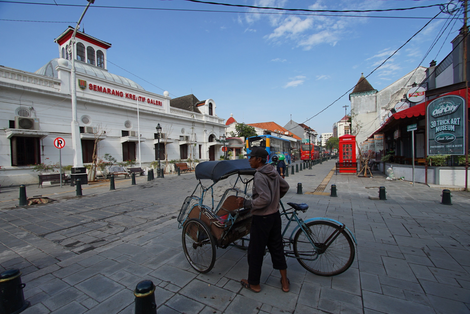 Area pejalan kaki pusat kota pada malam hari, Titik toilet keluarga Alun-Alun Bandung yang paling mudah dijangkau, Jam ramai dan strategi datang, Checklist praktis bawa anak ke Alun-Alun Bandung, Rute jalan kaki ramah keluarga, Sumber informasi resmi sebelum berangkat, FAQ toilet keluarga Alun-Alun Bandung, Catatan lapangan untuk kunjungan yang lebih tenang, Panduan ritme kunjungan 90 menit bersama keluarga, Kesalahan umum yang sering bikin kunjungan jadi ribet