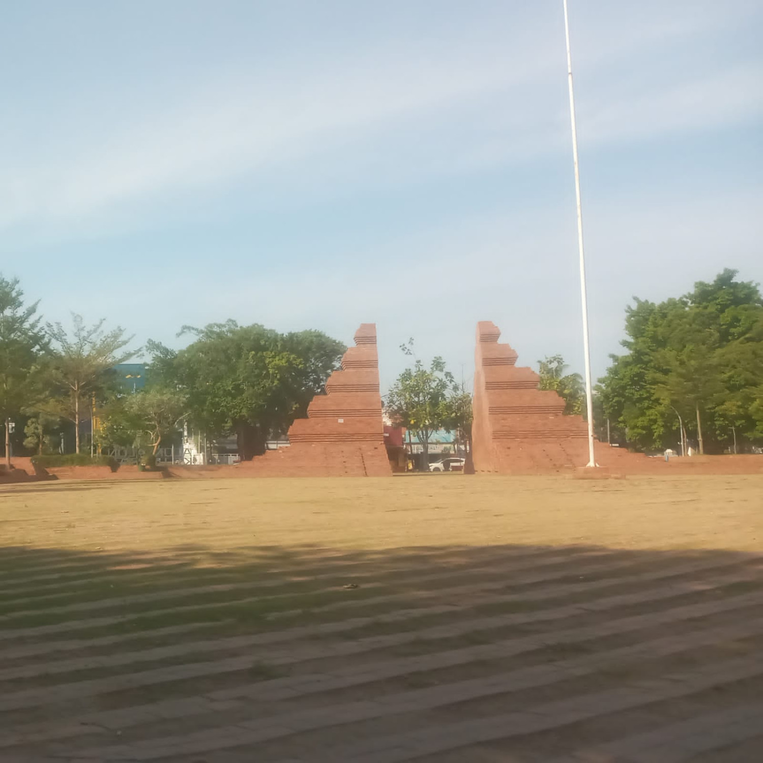 Car Free Day Cirebon untuk Keluarga: Rute Pagi, Titik Jajan, dan Cara Biar Anak Betah 1 Area pejalan kaki di kawasan Cirebon pada pagi hari, Kenapa Car Free Day Cirebon cocok untuk libur keluarga singkat, Rute pagi yang aman dan nyaman untuk keluarga, Strategi sarapan dan jajan biar tidak berujung antre panjang, Checklist singkat sebelum berangkat, Catatan utilitas: parkir, akses, dan kenyamanan anak, FAQ Car Free Day Cirebon untuk keluarga