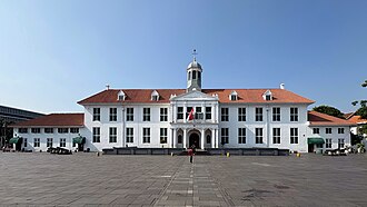Suasana Museum Fatahillah di area Kota Tua Jakarta pada malam hari, Titik orientasi sebelum memilih parkir malam Kota Tua Jakarta, Rute masuk paling ringkas ke koridor Kali Besar (malam hari), Kisaran tarif parkir dan biaya total kunjungan singkat, Titik cadangan saat area utama penuh, Checklist keamanan sederhana sebelum tinggal kendaraan, Waktu terbaik menikmati kawasan tanpa capek berlebih, FAQ parkir malam Kota Tua Jakarta