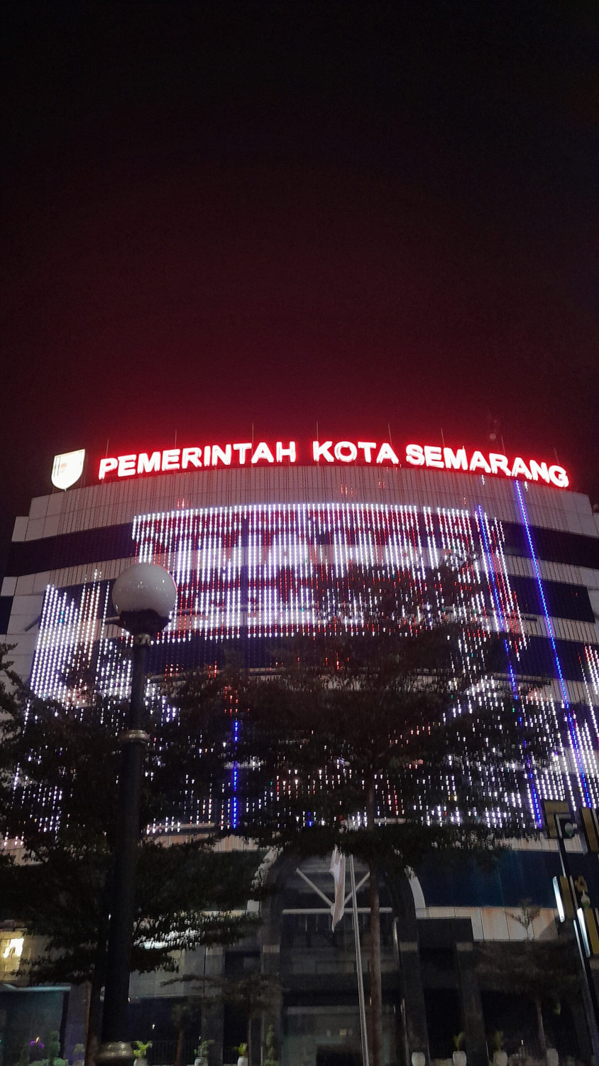 Jalan Kaki Malam Kota Lama Semarang: Rute Keluarga yang Nyaman dan Aman 1 Suasana pejalan kaki malam di Kota Lama Semarang, Rute pendek 90 menit yang realistis untuk keluarga, Jam terbaik datang dan kapan waktunya pulang, Tiga titik berhenti yang bikin anak tidak cepat bosan, Skema pulang tanpa ribet: jalan kaki + kendaraan, Checklist ringkas sebelum berangkat, FAQ jalan kaki malam Kota Lama Semarang, Contoh pembagian waktu agar anak tetap nyaman, Hal kecil yang sering dilupakan tapi berdampak besar