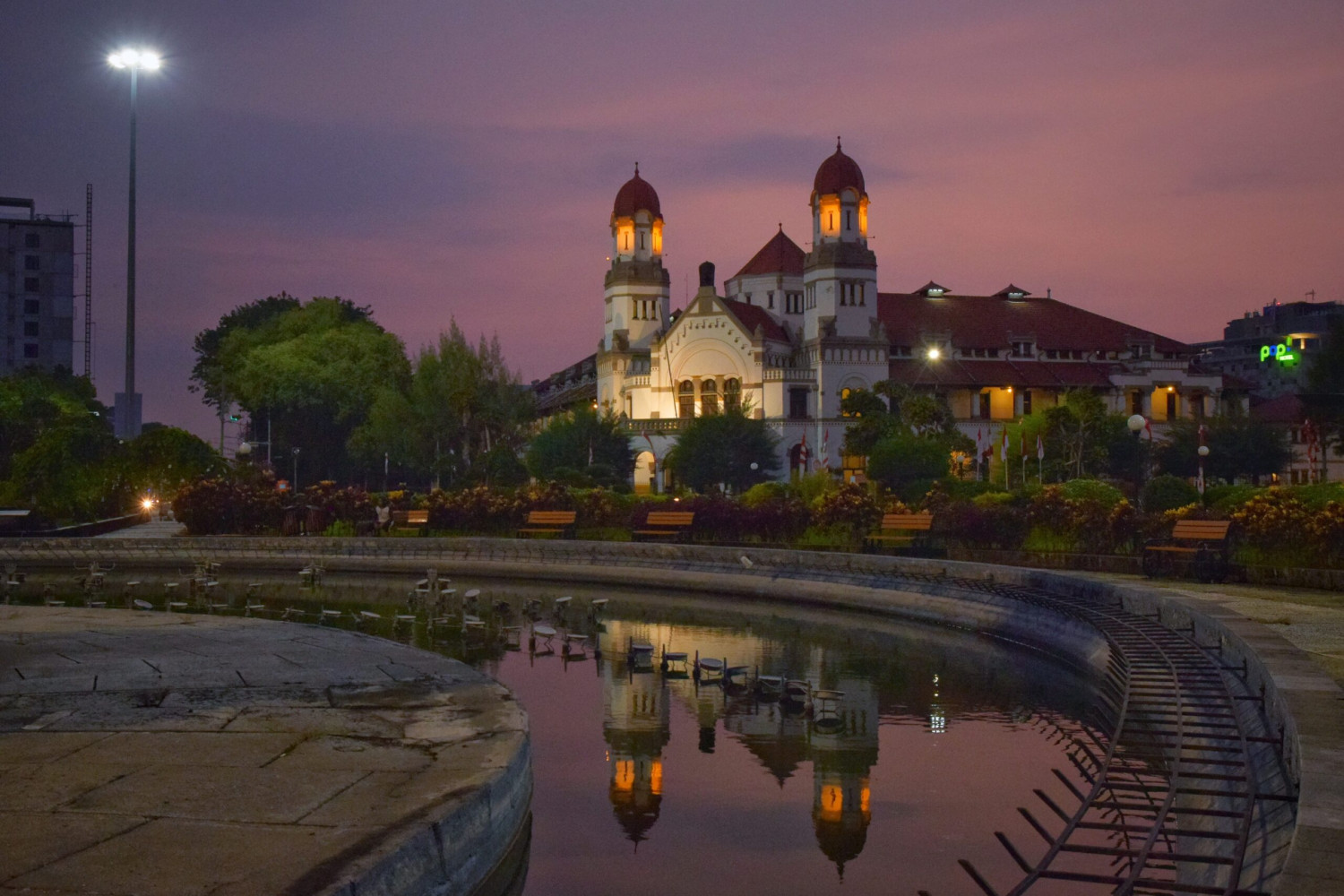 Suasana parkir malam simpang lima semarang di area Simpang Lima, Titik parkir malam Simpang Lima yang paling sering dipakai, Kisaran tarif wajar dan cara menghindari parkir liar, Waktu datang terbaik untuk parkir malam di Semarang, Checklist praktis sebelum berangkat, Rujukan resmi untuk update lalu lintas dan kawasan, FAQ parkir malam Simpang Lima, Catatan tambahan untuk kunjungan keluarga