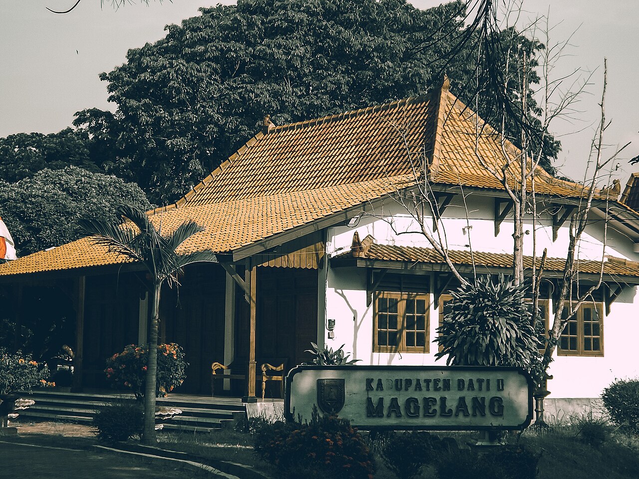 Parkir Alun Alun Magelang Malam Keluarga: Titik Aman, Tarif, dan Rute Jalan Kaki ke Area Jajan 1 Area pusat kota Magelang pada malam hari, Kenapa pilihan parkir menentukan pengalaman wisata malam keluarga, Titik parkir yang paling aman untuk keluarga di sekitar Alun-Alun Magelang, Estimasi tarif dan cara menghindari biaya parkir yang membingungkan, Rute jalan kaki yang nyaman setelah parkir, Checklist praktis sebelum mesin dimatikan, Tips waktu datang agar tidak terseret antrean, FAQ parkir alun alun Magelang malam keluarga, Catatan tambahan agar parkir tetap rapi saat pulang