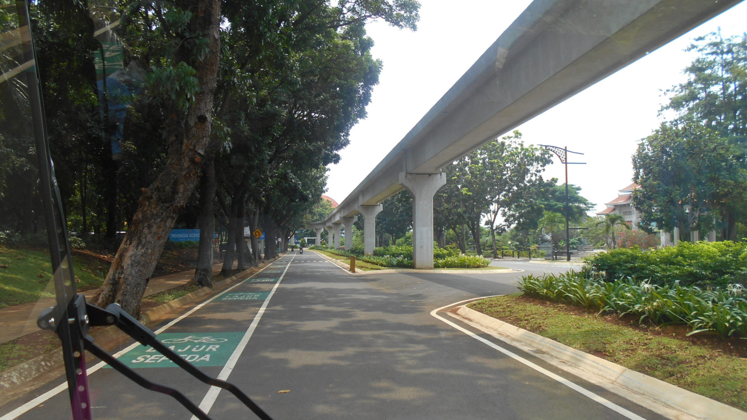 Jalur pedestrian TMII dengan ruang teduh, Kenapa rute jalan kaki di TMII perlu disusun dari awal, Rute jalan kaki TMII untuk wisata keluarga: 6 zona nyaman, Tips ritme jalan kaki agar anak tidak cepat lelah, Estimasi waktu realistis untuk kunjungan keluarga, Referensi rute pelengkap dari JejakPiknik, FAQ rute jalan kaki TMII untuk wisata keluarga, Contoh pembagian waktu 1 hari di TMII untuk keluarga, Checklist ringkas sebelum masuk area