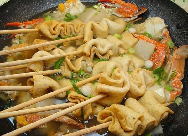 Eomuk, 1. Kimchi, 2. Kimbap, 3. Bibimbap, 4. Bulgogi, 5. Ramyeon, 6. Jjajangmyeon, 7. Japchae / Chapchae, 8. Miyeok Guk, 10. Kepiting Saus Korea, 11. Nakji Bokkeum, 12. Gogigui, 13. Haejangguk, 14. Sannakji, 15. Sundubu Jjigae, 16. Soondubu, 17. Jjukumi, 18. Yangnyeom Tongdak, 19. Dakjuk, 20. Seolleongtang, 21. Jeongol, 22. Samgyetang, 1. Tteokbokki, 2. Eomuk, 3. Twigim, 4. Bungeoppang, 5. Gyrenppang, 6. Hotteok, 7. Bbopki, 8. Gurita dan Cumi-cumi Kering, 9. Kkultare, 10. Hweori Gamja, 11. Sundae