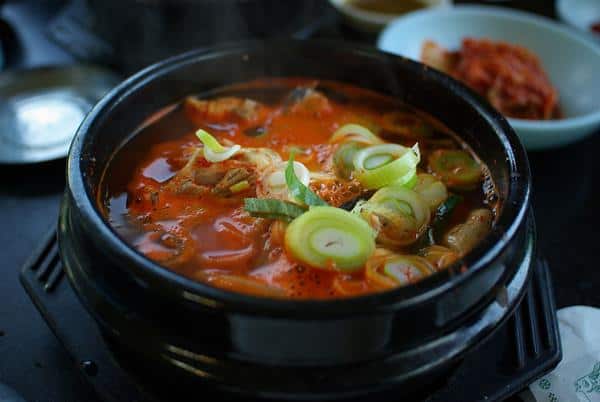 Haejangguk, 1. Kimchi, 2. Kimbap, 3. Bibimbap, 4. Bulgogi, 5. Ramyeon, 6. Jjajangmyeon, 7. Japchae / Chapchae, 8. Miyeok Guk, 10. Kepiting Saus Korea, 11. Nakji Bokkeum, 12. Gogigui, 13. Haejangguk, 14. Sannakji, 15. Sundubu Jjigae, 16. Soondubu, 17. Jjukumi, 18. Yangnyeom Tongdak, 19. Dakjuk, 20. Seolleongtang, 21. Jeongol, 22. Samgyetang, 1. Tteokbokki, 2. Eomuk, 3. Twigim, 4. Bungeoppang, 5. Gyrenppang, 6. Hotteok, 7. Bbopki, 8. Gurita dan Cumi-cumi Kering, 9. Kkultare, 10. Hweori Gamja, 11. Sundae