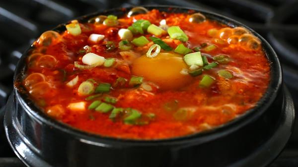 Sundubu jigae, 1. Kimchi, 2. Kimbap, 3. Bibimbap, 4. Bulgogi, 5. Ramyeon, 6. Jjajangmyeon, 7. Japchae / Chapchae, 8. Miyeok Guk, 10. Kepiting Saus Korea, 11. Nakji Bokkeum, 12. Gogigui, 13. Haejangguk, 14. Sannakji, 15. Sundubu Jjigae, 16. Soondubu, 17. Jjukumi, 18. Yangnyeom Tongdak, 19. Dakjuk, 20. Seolleongtang, 21. Jeongol, 22. Samgyetang, 1. Tteokbokki, 2. Eomuk, 3. Twigim, 4. Bungeoppang, 5. Gyrenppang, 6. Hotteok, 7. Bbopki, 8. Gurita dan Cumi-cumi Kering, 9. Kkultare, 10. Hweori Gamja, 11. Sundae