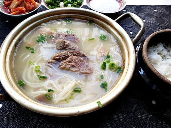 Seolleongtang, 1. Kimchi, 2. Kimbap, 3. Bibimbap, 4. Bulgogi, 5. Ramyeon, 6. Jjajangmyeon, 7. Japchae / Chapchae, 8. Miyeok Guk, 10. Kepiting Saus Korea, 11. Nakji Bokkeum, 12. Gogigui, 13. Haejangguk, 14. Sannakji, 15. Sundubu Jjigae, 16. Soondubu, 17. Jjukumi, 18. Yangnyeom Tongdak, 19. Dakjuk, 20. Seolleongtang, 21. Jeongol, 22. Samgyetang, 1. Tteokbokki, 2. Eomuk, 3. Twigim, 4. Bungeoppang, 5. Gyrenppang, 6. Hotteok, 7. Bbopki, 8. Gurita dan Cumi-cumi Kering, 9. Kkultare, 10. Hweori Gamja, 11. Sundae