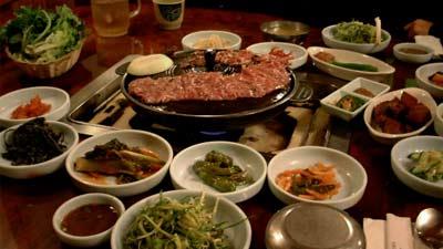 gogigui, 1. Kimchi, 2. Kimbap, 3. Bibimbap, 4. Bulgogi, 5. Ramyeon, 6. Jjajangmyeon, 7. Japchae / Chapchae, 8. Miyeok Guk, 10. Kepiting Saus Korea, 11. Nakji Bokkeum, 12. Gogigui, 13. Haejangguk, 14. Sannakji, 15. Sundubu Jjigae, 16. Soondubu, 17. Jjukumi, 18. Yangnyeom Tongdak, 19. Dakjuk, 20. Seolleongtang, 21. Jeongol, 22. Samgyetang, 1. Tteokbokki, 2. Eomuk, 3. Twigim, 4. Bungeoppang, 5. Gyrenppang, 6. Hotteok, 7. Bbopki, 8. Gurita dan Cumi-cumi Kering, 9. Kkultare, 10. Hweori Gamja, 11. Sundae