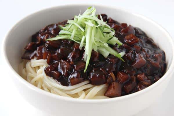 jjajangmyeon, 1. Kimchi, 2. Kimbap, 3. Bibimbap, 4. Bulgogi, 5. Ramyeon, 6. Jjajangmyeon, 7. Japchae / Chapchae, 8. Miyeok Guk, 10. Kepiting Saus Korea, 11. Nakji Bokkeum, 12. Gogigui, 13. Haejangguk, 14. Sannakji, 15. Sundubu Jjigae, 16. Soondubu, 17. Jjukumi, 18. Yangnyeom Tongdak, 19. Dakjuk, 20. Seolleongtang, 21. Jeongol, 22. Samgyetang, 1. Tteokbokki, 2. Eomuk, 3. Twigim, 4. Bungeoppang, 5. Gyrenppang, 6. Hotteok, 7. Bbopki, 8. Gurita dan Cumi-cumi Kering, 9. Kkultare, 10. Hweori Gamja, 11. Sundae