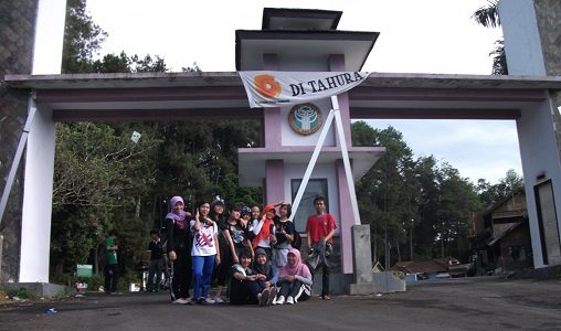 gerbang taman hutan raya Djuanda, Akses Jalan, Area Tahura, Goa Jepang dan Goa Belanda, Penangkaran Rusa, Menuju Curug Omas Maribaya