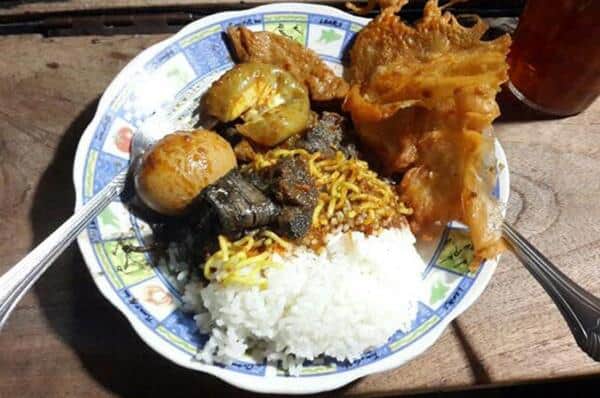 Nasi Cumi Waspada, 1. Sate Ayam Lisidu, 2. Sop Buntut Gelora Pancasila, 3. Soto Madura Wawan, 4. Sego Sambel Mak Yeye, 5. Bubur Ayam Mang Dudung, 6. Pecel Ambulance Bu Hana, 7. Padin Bu Achmad Dewi, 8. Nasi Bali Pengampon, 9. Nasi Cumi Waspada, 10. Pecel Rawon Pucang, 11. Yung Ho
