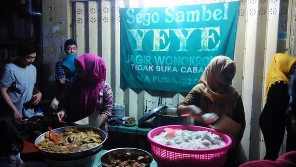 kuliner malam di surabaya Sego Sambel Mak Yeye, 1. Sate Ayam Lisidu, 2. Sop Buntut Gelora Pancasila, 3. Soto Madura Wawan, 4. Sego Sambel Mak Yeye, 5. Bubur Ayam Mang Dudung, 6. Pecel Ambulance Bu Hana, 7. Padin Bu Achmad Dewi, 8. Nasi Bali Pengampon, 9. Nasi Cumi Waspada, 10. Pecel Rawon Pucang, 11. Yung Ho
