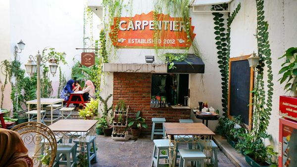 Carpentier Kitchen, 1. Kuppel Biergarten &amp; Bar, 2. Carpentier Kitchen, 3. Noach Cafe and Bistro, 4. Kudos Cafe, 5. Redback Specialty Coffee (Graha), 6. Our Bar, 7. G-Walk, 9. Taman Pelangi, 10. Zangrandi, 11. The Avenue Lounge Bar, 12. Surabaya Town Square, 13. Domicile Kitchen &amp; Lounge, 14. Spazio, 15. Taman Bungkul, 16. Holywings, 17. Graha Fairground, 18. Almaluna Bar &amp; Restaurant, 19. Babeh Street, 20. OTW Food Street
