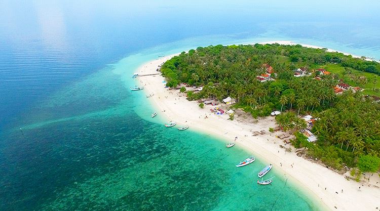 Gili Labak, Madura, 1. Pantai Papuma, Jember, 2. Pantai Popoh, Tulungagung, 3. Pantai Pelang, Trenggalek, 4. Pulau Bawean, Gresik, 5. Gili Labak, Madura, 6. Pantai Plengkung (G Land), Banyuwangi, 7. Pantai Pulau Merah, Banyuwangi, 8. Pantai Pulau Sempu, Malang, 9. Pantai Tambakrejo, Blitar, 10. Pantai Klayar, Pacitan