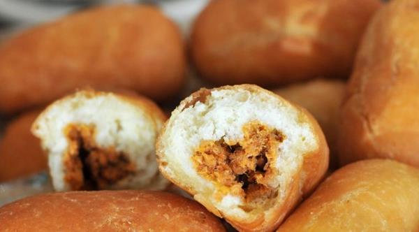 Luti Gendang, 1. Gong-Gong, 2. Bingka Bakar, 3. Luti Gendang, 4. Sop Ikan Batam, 5. Mi Sagu, 6. Mi Lendir, 7. Mie Tarempa, 8. Kek Pisang Villa, 9. Mi Kacang Selat Panjang, 10. Bilis Molen
