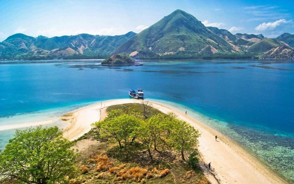Pulau Bawean, Gresik, 1. Pantai Papuma, Jember, 2. Pantai Popoh, Tulungagung, 3. Pantai Pelang, Trenggalek, 4. Pulau Bawean, Gresik, 5. Gili Labak, Madura, 6. Pantai Plengkung (G Land), Banyuwangi, 7. Pantai Pulau Merah, Banyuwangi, 8. Pantai Pulau Sempu, Malang, 9. Pantai Tambakrejo, Blitar, 10. Pantai Klayar, Pacitan