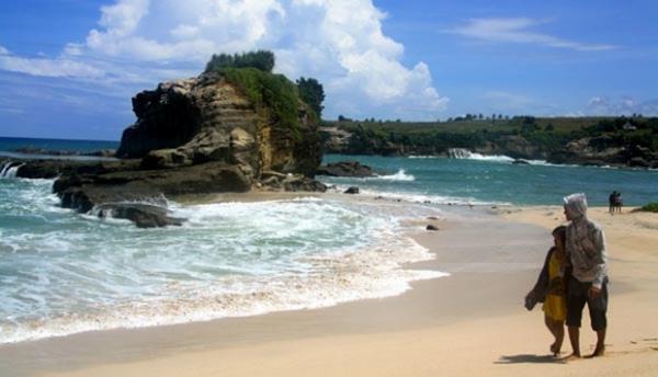 Pantai Klayar Pacitan, 1. Pantai Papuma, Jember, 2. Pantai Popoh, Tulungagung, 3. Pantai Pelang, Trenggalek, 4. Pulau Bawean, Gresik, 5. Gili Labak, Madura, 6. Pantai Plengkung (G Land), Banyuwangi, 7. Pantai Pulau Merah, Banyuwangi, 8. Pantai Pulau Sempu, Malang, 9. Pantai Tambakrejo, Blitar, 10. Pantai Klayar, Pacitan