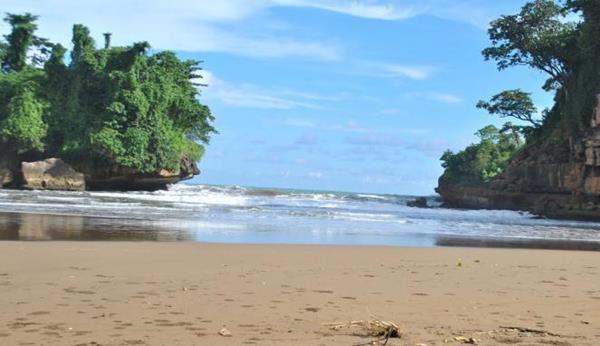 Pantai Pelang Trenggalek, 1. Pantai Papuma, Jember, 2. Pantai Popoh, Tulungagung, 3. Pantai Pelang, Trenggalek, 4. Pulau Bawean, Gresik, 5. Gili Labak, Madura, 6. Pantai Plengkung (G Land), Banyuwangi, 7. Pantai Pulau Merah, Banyuwangi, 8. Pantai Pulau Sempu, Malang, 9. Pantai Tambakrejo, Blitar, 10. Pantai Klayar, Pacitan