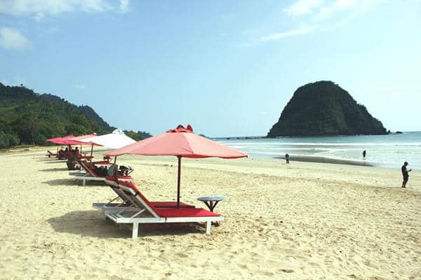 Pantai Pulau Merah, 1. Pantai Papuma, Jember, 2. Pantai Popoh, Tulungagung, 3. Pantai Pelang, Trenggalek, 4. Pulau Bawean, Gresik, 5. Gili Labak, Madura, 6. Pantai Plengkung (G Land), Banyuwangi, 7. Pantai Pulau Merah, Banyuwangi, 8. Pantai Pulau Sempu, Malang, 9. Pantai Tambakrejo, Blitar, 10. Pantai Klayar, Pacitan