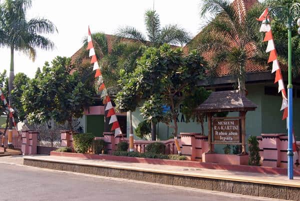 Museum R.A. Kartini, 1. Kepulauan Karimunjawa, 2. Pantai Bandengan, 3. Pantai Pungkruk, 4. Pantai Ombak Mati, 5. Masjid Mantingan, 6. Museum R.A. Kartini, 7. Pantai Kartini, 8. Pulau Panjang, 9. Pantai Teluk Awur, 10. Air Terjun Songgolangit