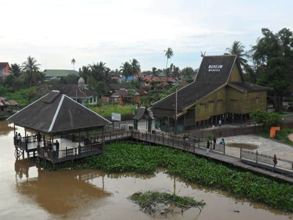 Museum Wasaka, 1. Pulau Kembang, 2. Pasar Terapung, 3. Masjid Raya Sabilal Muhtadin, 4. Taman Siring Sungai Martapura, 5. Taman Maskot, 6. Jembatan Barito, 7. Pasar Intan Cahaya Bumi Selamat, 8. Masjid Sultan Suriansyah, 9. Kampung Sasirangan, 10. Museum Wasaka, 11. Pantai Joras, 12. Pulau Birah-birahan, 13. Pulau Samber Gelap, 14. Danau Biru Pengaron, 15. Puncak Bukit Lebak Naga
