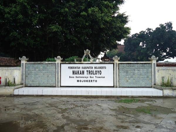 Makam Troloyo, 1. Candi-Candi di Trowulan, 2. Coban Canggu, 3. Wisata Sumber Api Abadi Bekucuk, 4. Pemandian Air Panas Ubalan, 5. Pacet Mini Park, 6. Makam Troloyo, 7. Vihara Majapahit “Sleeping Budha”, 8. Museum Trowulan Mojokerto, 9. Air Terjun Dlundung, 10. Kolam Segaran Mojokerto