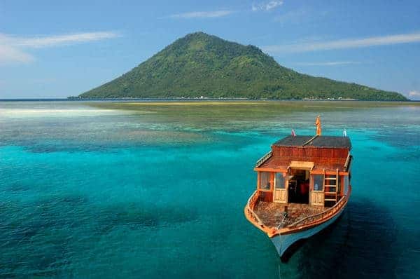 Manado Tua, 1. Taman Laut Bunaken, 2. Pantai Malalayang, 3. Pulau Lihaga, 4. Pulau Siladen, 5. Arung Jeram Timbukar, 6. Monumen Yesus Memberkati, 7. Danau Tondano, 8. Kota Bunga Tomohon, 9. Taman Wisata Tandurusa, 10. Manado Tua, 11. Bukit Kasih, 12. Pulau Lembeh, 13. Taman Laut Tumbak, 14. Air Terjun Kima Atas, 15. Waruga Sawangan