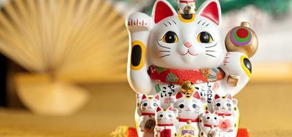Maneki Neko, 1. Yukata, 2. Edo Furin, 3. Tokyo Banana, 4. Anime Stuff, 5. Gantungan Kunci dengan Tema Jepang, 6. Bubuk Mandi, 7. Maneki Neko, 8. Daruma, 9. Bakiak Jepang, 10. Sumpit, 11. Randoseru, 12. Sensu, 13. Hanko, 14. Sake, 15. Boneka Geisha