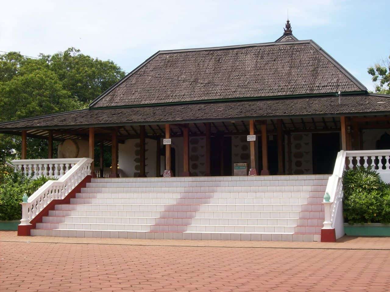 Masjid Mantingan, 1. Kepulauan Karimunjawa, 2. Pantai Bandengan, 3. Pantai Pungkruk, 4. Pantai Ombak Mati, 5. Masjid Mantingan, 6. Museum R.A. Kartini, 7. Pantai Kartini, 8. Pulau Panjang, 9. Pantai Teluk Awur, 10. Air Terjun Songgolangit