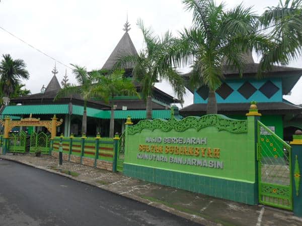 Masjid Sultan Suriansyah, 1. Pulau Kembang, 2. Pasar Terapung, 3. Masjid Raya Sabilal Muhtadin, 4. Taman Siring Sungai Martapura, 5. Taman Maskot, 6. Jembatan Barito, 7. Pasar Intan Cahaya Bumi Selamat, 8. Masjid Sultan Suriansyah, 9. Kampung Sasirangan, 10. Museum Wasaka, 11. Pantai Joras, 12. Pulau Birah-birahan, 13. Pulau Samber Gelap, 14. Danau Biru Pengaron, 15. Puncak Bukit Lebak Naga