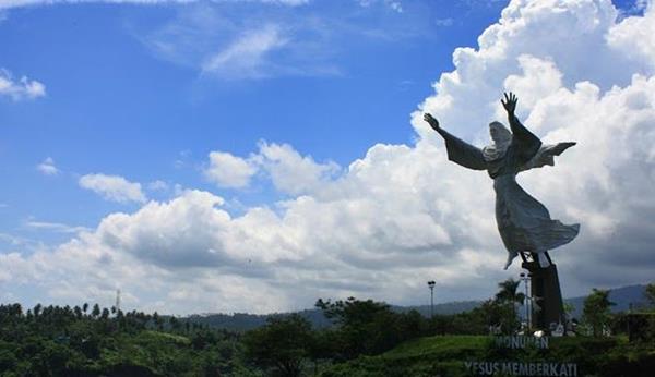 Monumen Yesus Memberkati, 1. Taman Laut Bunaken, 2. Pantai Malalayang, 3. Pulau Lihaga, 4. Pulau Siladen, 5. Arung Jeram Timbukar, 6. Monumen Yesus Memberkati, 7. Danau Tondano, 8. Kota Bunga Tomohon, 9. Taman Wisata Tandurusa, 10. Manado Tua, 11. Bukit Kasih, 12. Pulau Lembeh, 13. Taman Laut Tumbak, 14. Air Terjun Kima Atas, 15. Waruga Sawangan
