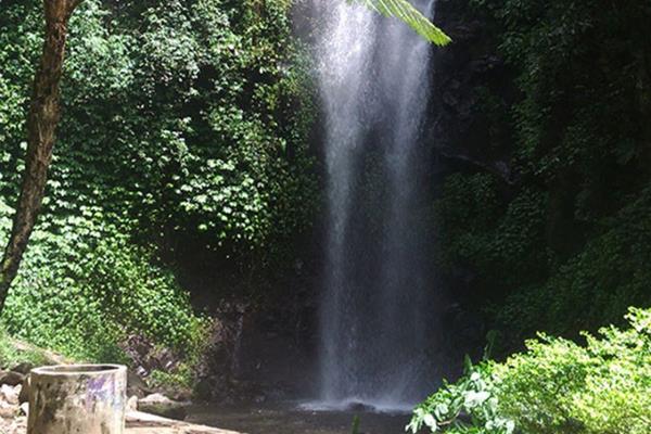Air Terjun Dlundung, 1. Candi-Candi di Trowulan, 2. Coban Canggu, 3. Wisata Sumber Api Abadi Bekucuk, 4. Pemandian Air Panas Ubalan, 5. Pacet Mini Park, 6. Makam Troloyo, 7. Vihara Majapahit “Sleeping Budha”, 8. Museum Trowulan Mojokerto, 9. Air Terjun Dlundung, 10. Kolam Segaran Mojokerto