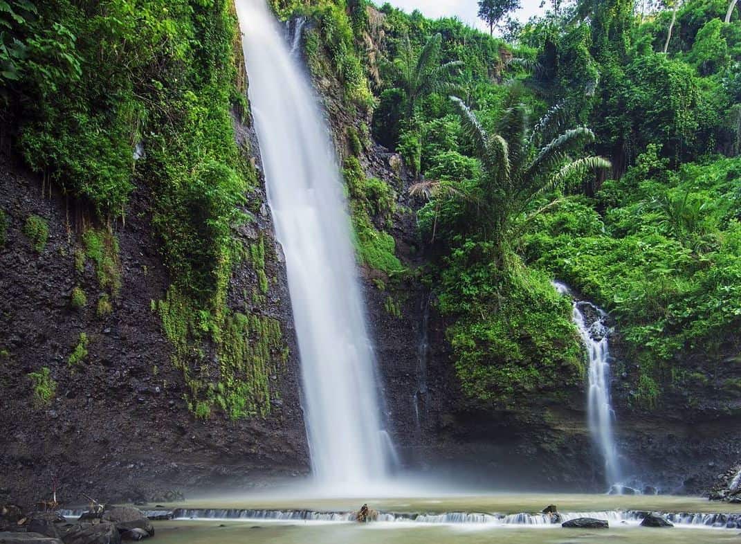 Air Terjun Songgolangit, 1. Kepulauan Karimunjawa, 2. Pantai Bandengan, 3. Pantai Pungkruk, 4. Pantai Ombak Mati, 5. Masjid Mantingan, 6. Museum R.A. Kartini, 7. Pantai Kartini, 8. Pulau Panjang, 9. Pantai Teluk Awur, 10. Air Terjun Songgolangit