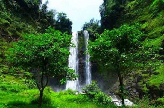 Air Terjun Sikarim, 1. Kawah Dieng, 2. Telaga Warna, 3. Telaga Merdada, 4. Air Terjun Sikarim, 5. Kebun Teh Tambi, 6. Waduk Wadaslintang, 7. Arung Jeram Serayu, 8. Candi Dieng, 9. Sumur Jalatunda, 10. Bukit Sikunir, 11. Pemandian Air Hangat Kalianget, 12. Curug Winong, 13. Telaga Cebong, 14. Lubang Sewu, 15. Kebun Teh dan Kolam Renang Tanjungsari