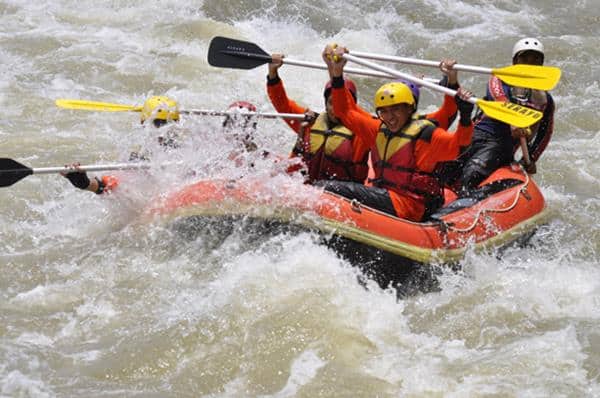 Arung Jeram Serayu, 1. Kawah Dieng, 2. Telaga Warna, 3. Telaga Merdada, 4. Air Terjun Sikarim, 5. Kebun Teh Tambi, 6. Waduk Wadaslintang, 7. Arung Jeram Serayu, 8. Candi Dieng, 9. Sumur Jalatunda, 10. Bukit Sikunir, 11. Pemandian Air Hangat Kalianget, 12. Curug Winong, 13. Telaga Cebong, 14. Lubang Sewu, 15. Kebun Teh dan Kolam Renang Tanjungsari