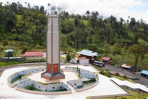 Bukit Kasih, 1. Taman Laut Bunaken, 2. Pantai Malalayang, 3. Pulau Lihaga, 4. Pulau Siladen, 5. Arung Jeram Timbukar, 6. Monumen Yesus Memberkati, 7. Danau Tondano, 8. Kota Bunga Tomohon, 9. Taman Wisata Tandurusa, 10. Manado Tua, 11. Bukit Kasih, 12. Pulau Lembeh, 13. Taman Laut Tumbak, 14. Air Terjun Kima Atas, 15. Waruga Sawangan