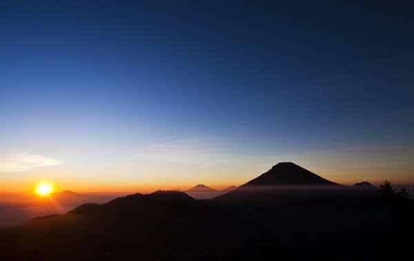 Bukit Sikunir, 1. Kawah Dieng, 2. Telaga Warna, 3. Telaga Merdada, 4. Air Terjun Sikarim, 5. Kebun Teh Tambi, 6. Waduk Wadaslintang, 7. Arung Jeram Serayu, 8. Candi Dieng, 9. Sumur Jalatunda, 10. Bukit Sikunir, 11. Pemandian Air Hangat Kalianget, 12. Curug Winong, 13. Telaga Cebong, 14. Lubang Sewu, 15. Kebun Teh dan Kolam Renang Tanjungsari