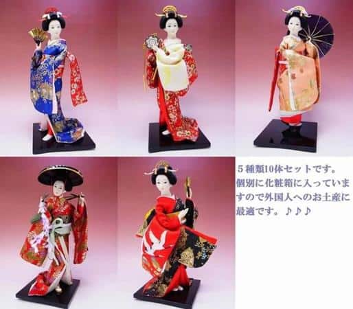 Boneka Geisha, 1. Yukata, 2. Edo Furin, 3. Tokyo Banana, 4. Anime Stuff, 5. Gantungan Kunci dengan Tema Jepang, 6. Bubuk Mandi, 7. Maneki Neko, 8. Daruma, 9. Bakiak Jepang, 10. Sumpit, 11. Randoseru, 12. Sensu, 13. Hanko, 14. Sake, 15. Boneka Geisha