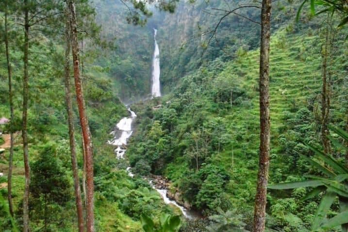 Curug Bajing, 1. Museum Batik, 2. Curug Bajing, 3. Kebun Teh Pagilaran, 4. Pantai Pasir Kencana, 5. Pantai Slamaran Indah, 6. Desa Wisata Lolong, 7. Linggo Asri, 8. Pantai Depok, 9. International Batik Center, 10. Gunung dan Curug Rogojembangan