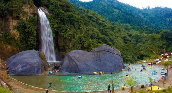 Curug Cikoneng, 1. Curug Panjang, 2. Taman Safari Cisarua, 3. Telaga Warna, 4. Kebun Teh Gunung Mas, 5. Curug Cikoneng (Curug Bidadari), 6. Kebun Raya Cibodas, 7. Wisata Citamiang, 8. Penangkaran Rusa Giri Jaya, 9. Danau Lido Cigombong, 10. Taman Bunga Nusantara