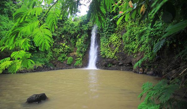 Curug bangkong, 1. 7 Sumur Cibulan, 2. Curug Putri, 3. Curug Sidomba, 4. Waduk Darma, 5. Pemandian Air Panas Sangkanhurip Alami, 6. Telaga Remis, 7. Curug Bangkong, 8. Gedung Perundingan Linggarjati, 9. Taman Wisata Alam Linggarjati, 10. Taman Purbakala Cipari