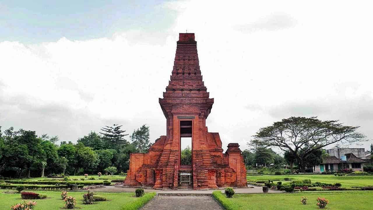 Candi-Candi di Trowulan, 1. Candi-Candi di Trowulan, 2. Coban Canggu, 3. Wisata Sumber Api Abadi Bekucuk, 4. Pemandian Air Panas Ubalan, 5. Pacet Mini Park, 6. Makam Troloyo, 7. Vihara Majapahit “Sleeping Budha”, 8. Museum Trowulan Mojokerto, 9. Air Terjun Dlundung, 10. Kolam Segaran Mojokerto