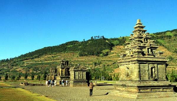 Candi Dieng, 1. Kawah Dieng, 2. Telaga Warna, 3. Telaga Merdada, 4. Air Terjun Sikarim, 5. Kebun Teh Tambi, 6. Waduk Wadaslintang, 7. Arung Jeram Serayu, 8. Candi Dieng, 9. Sumur Jalatunda, 10. Bukit Sikunir, 11. Pemandian Air Hangat Kalianget, 12. Curug Winong, 13. Telaga Cebong, 14. Lubang Sewu, 15. Kebun Teh dan Kolam Renang Tanjungsari