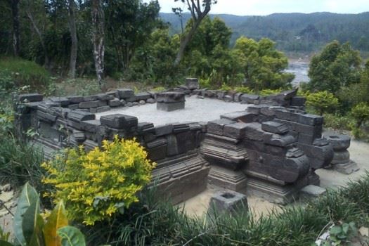 Candi Gambar Wetan, 1. Makam Bung Karno, 2. Candi Penataran, 3. Pantai Pangi, 4. Pantai Peh Pulo, 5. Petilasan Rambut Monte, 6. Agrowisata Karangsari, 7. Pantai Tambakrejo, 8. Rafting Soko, 9. Pemandian Sumber Udel, 10. Pantai Serang, 11. Pantai Jolosutro, 12. Goa Embultuk, 13. Candi Gambar Wetan, 14. Pantai Gondo Mayit, 15. Coban Wilis
