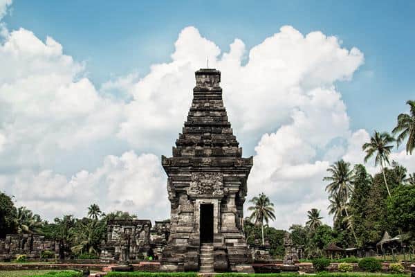 Candi Penataran, 1. Makam Bung Karno, 2. Candi Penataran, 3. Pantai Pangi, 4. Pantai Peh Pulo, 5. Petilasan Rambut Monte, 6. Agrowisata Karangsari, 7. Pantai Tambakrejo, 8. Rafting Soko, 9. Pemandian Sumber Udel, 10. Pantai Serang, 11. Pantai Jolosutro, 12. Goa Embultuk, 13. Candi Gambar Wetan, 14. Pantai Gondo Mayit, 15. Coban Wilis