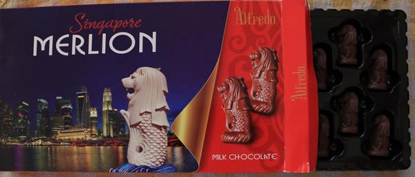 Coklat Merlion, 1. Gantungan Kunci Singapura, 2. Kaos Singapura, 3. Tiger Balm, 4. Bak Kwa, 5. Parfum, 6. Garrett Popcorn, 8. Coklat Merlion, 10. Royal Pudding